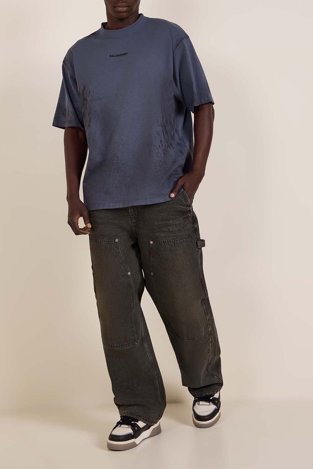 תמונת כל הלוק של חולצת טי